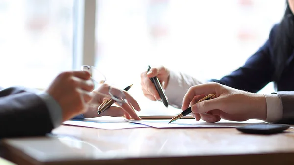 Vicino. team di lavoro presso la scrivania in ufficio — Foto Stock