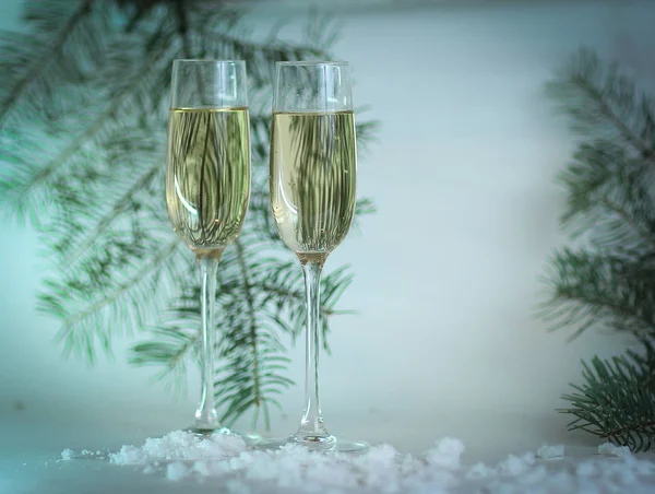 Two glasses with champagne, and boxes with gifts on Christmas b — Stock Photo, Image