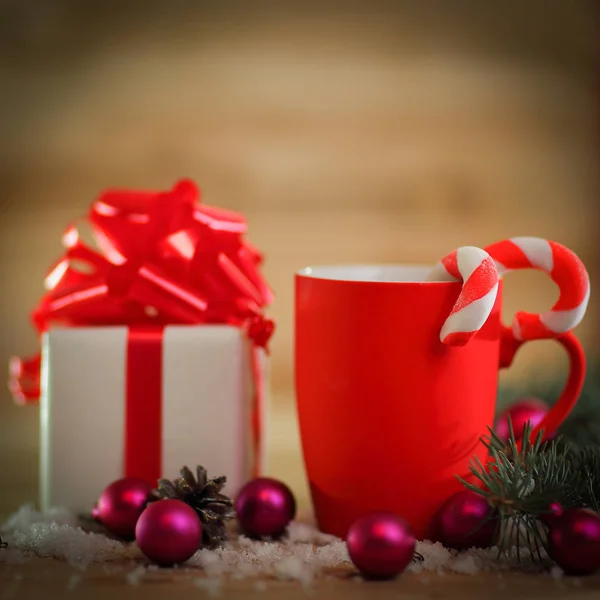 Christmas card. Christmas mug and gift on the Christmas backgro — Stock Photo, Image