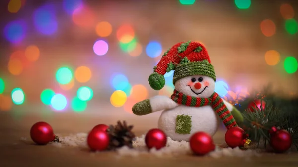 Tarjeta de Navidad. muñeco de nieve de juguete en fondo de Navidad. — Foto de Stock