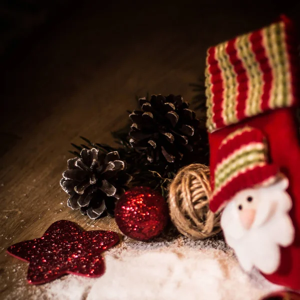 Candela di Natale e accessori festivi in tavola — Foto Stock