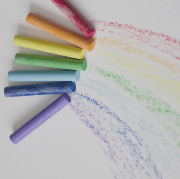 五颜六色的粉笔粉笔-教育, 艺术, 创意。回到学校 — 图库照片