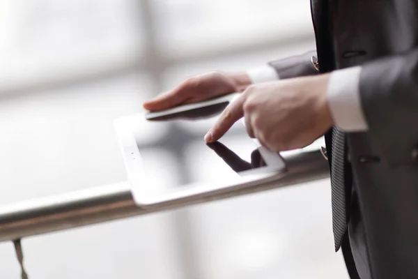 Close up.businessman digitando em um tablet digital — Fotografia de Stock