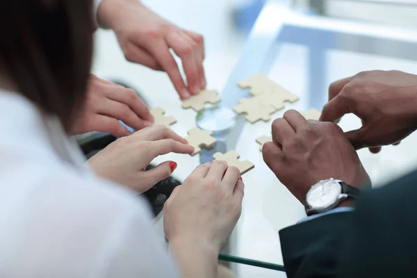 Close-up. Business team montage puzzelstukjes. — Stockfoto