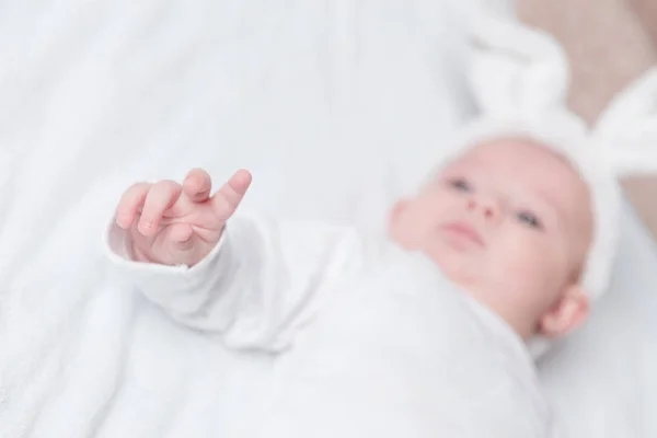 Baby liggend op het bed en omhoog. — Stockfoto