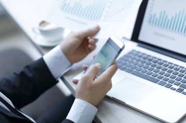 Finans ve banka kullanan closeup.business kişi internet üzerinde