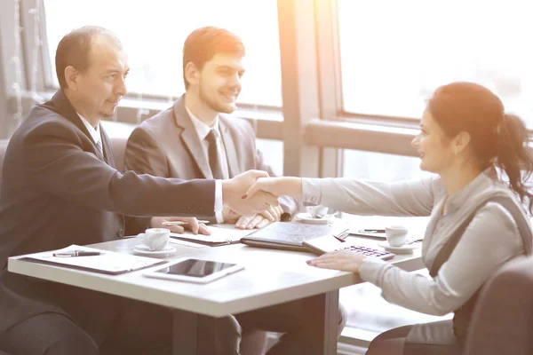 Kézfogás üzleti partnerek az asztalon. a partnerség fogalma — Stock Fotó