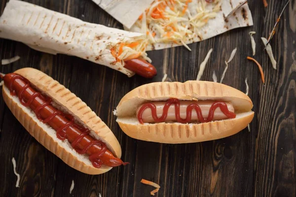 Rychlé food.sausage v pita chlebu a hot dog na dřevěné pozadí — Stock fotografie