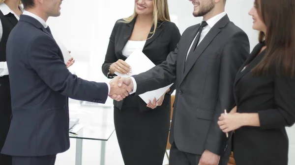 Up.Handshake iş ortakları ofiste kapatın — Stok fotoğraf