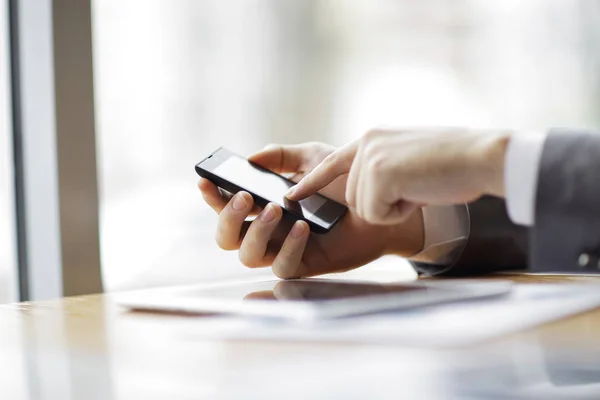 Nahaufnahme: Geschäftsmann tippt SMS auf Smartphone — Stockfoto