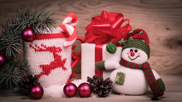 Белая коробка с рождественским подарком, Рождественский кубок и игрушечный снег — стоковое фото