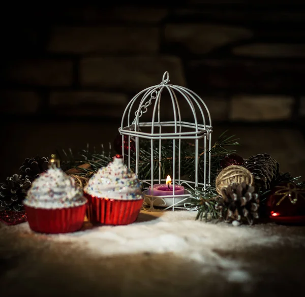Cupcakes, vela de Natal e decorações de Natal em ba de madeira — Fotografia de Stock