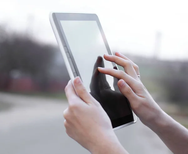 Close up.modern femme touchant écran tablette numérique — Photo