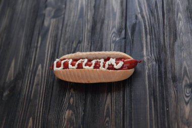 Tütsülenmiş sosis ve ahşap zemin üzerine mayonez sosisli