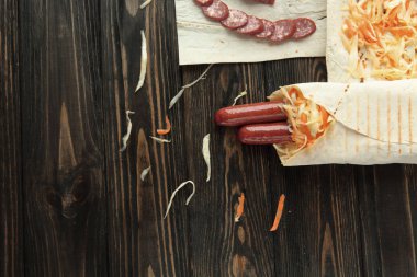 dilimlenmiş salam ve Shawarma üzerinde kopya ile ahşap arka plan .photo