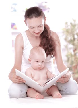 şirin anne bebeğine bir kitap okuma