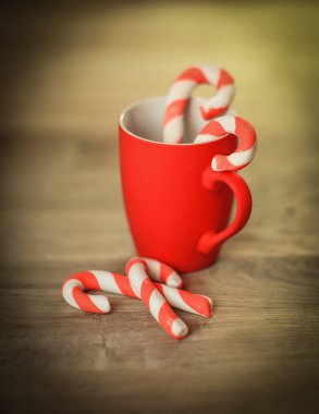 Noel kupası ve mum ahşap arka planda