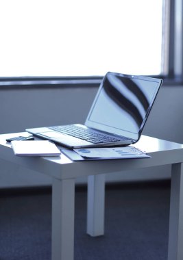 yakın çekim. Laptop ve tablo üzerindeki mali belgeler