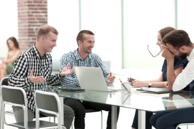 iş takım yeni bir iş projesi tartışıyor