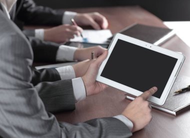 işadamı dijital tablet işyerinde kullanır.