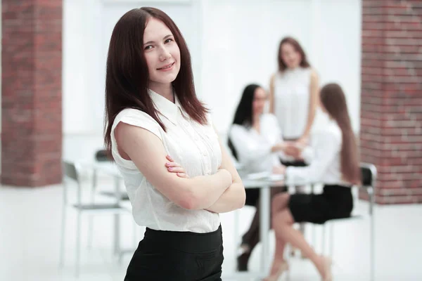 Retrato de confiante jovem mulher de negócios no fundo do escritório — Fotografia de Stock