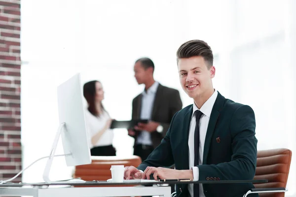 Employé assis derrière un bureau dans le bureau  . — Photo