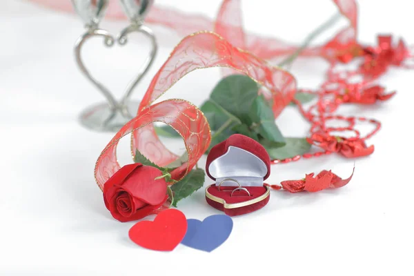 Τριαντάφυλλο και ένα κουτί με ένα δαχτυλίδι σε μια .photo κάρτα ημέρα του Αγίου Βαλεντίνου με — Φωτογραφία Αρχείου