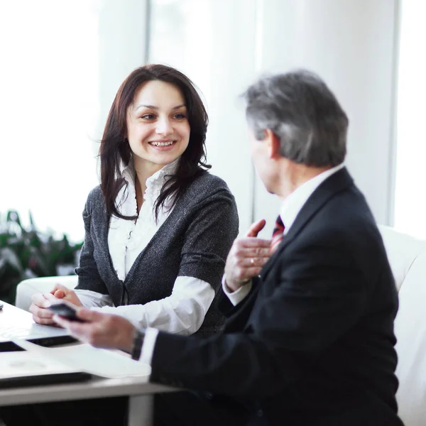 Baas en personeel bij de bespreking van het werkdocument — Stockfoto