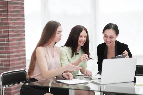Närbild.tre anställda i företaget arbetar med dokument vid bordet på kontoret — Stockfoto