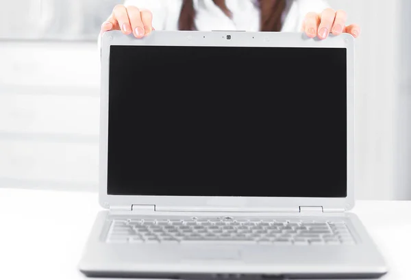 Atractiva mujer de negocios que presenta un ordenador portátil con copyspace en el monitor — Foto de Stock