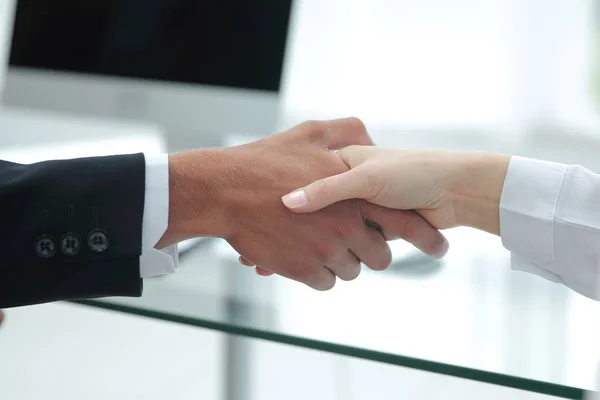 Closeup .de financiële partners schudden handen over een bureau . — Stockfoto