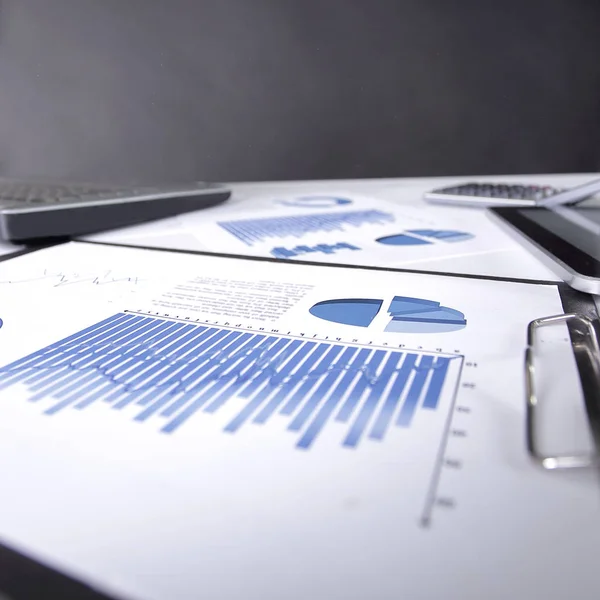 Fondo de negocios. datos financieros sobre la mesa en el equipo empresarial — Foto de Stock
