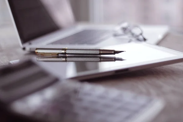 Close up.stylish fountain pen on blurred workplace background — Stock Photo, Image