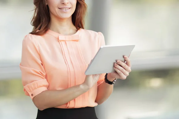 Mujer de negocios moderna escribiendo texto en una tableta digital . — Foto de Stock