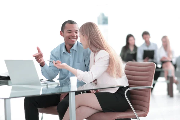 Hermosos socios comerciales jóvenes están utilizando un ordenador portátil, discutir documentos — Foto de Stock