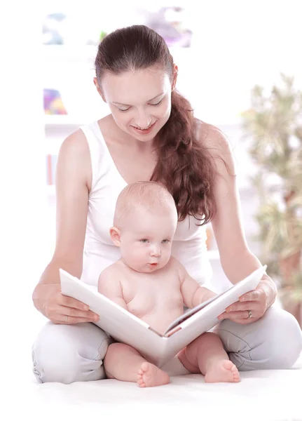 可爱的妈妈给她的孩子读了一本书 — 图库照片