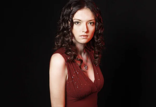 Hermosa mujer en vestido rojo con maquillaje de noche —  Fotos de Stock