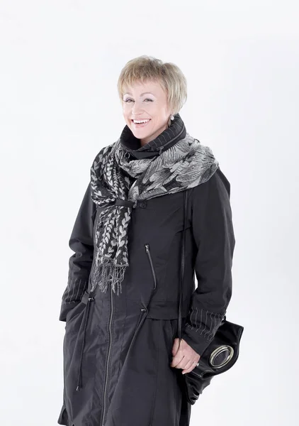 Mujer sonriente en un abrigo negro y scarf.isolated en blanco . —  Fotos de Stock