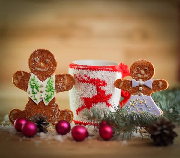 Christmas card. Christmas mug and gingerbread men — Stock Photo, Image