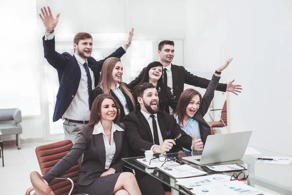 Equipo de negocios con las manos en alto y votando por la toma de decisiones cerca del escritorio — Foto de Stock