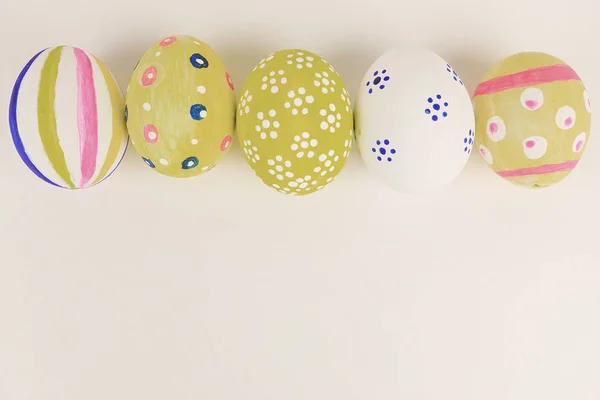 Coloridos huevos de Pascua .el concepto de la celebración — Foto de Stock