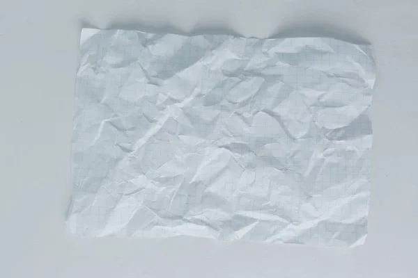 Folha de caderno amassada no fundo branco.foto com espaço de cópia — Fotografia de Stock