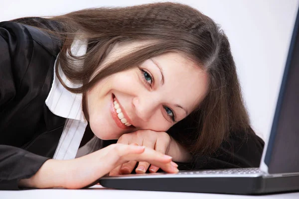 Closeup.Young affärskvinna sitter framför en öppen laptop. — Stockfoto