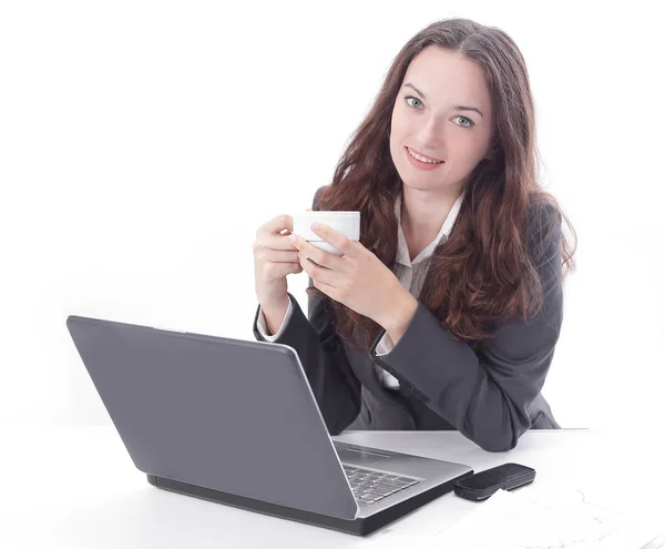 Modern affärskvinna med kopp kaffe på arbetsplatsen. — Stockfoto