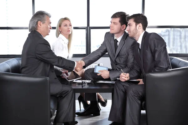 作業会議を協力の概念をきにビジネス パートナーの握手 — ストック写真