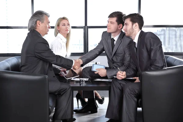 Apretón de manos de los socios comerciales en la reunión de trabajo. El concepto de cooperación —  Fotos de Stock