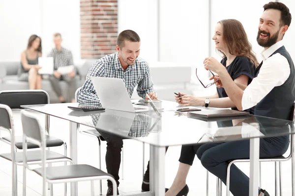 Equipo de negocios discutiendo nuevas ideas sentado en la oficina Escritorio —  Fotos de Stock