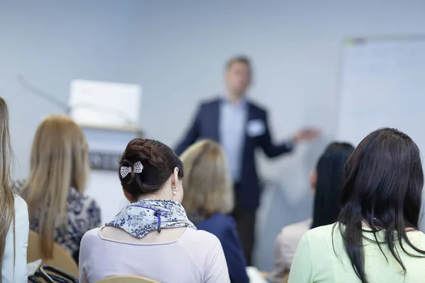 Imagem de fundo de um homem de negócios falando em um seminário de negócios . — Fotografia de Stock