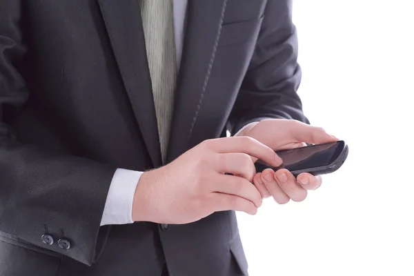 Закрывай. бизнесмен набирает SMS на смартфоне — стоковое фото