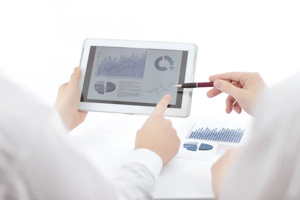 Nahaufnahme. Geschäftsmann zeigt mit Stift auf einen digitalen Tablet-Bildschirm. — Stockfoto